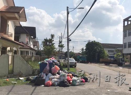 住宅区一个进出口处堆积大量垃圾，有碍观瞻及卫生。