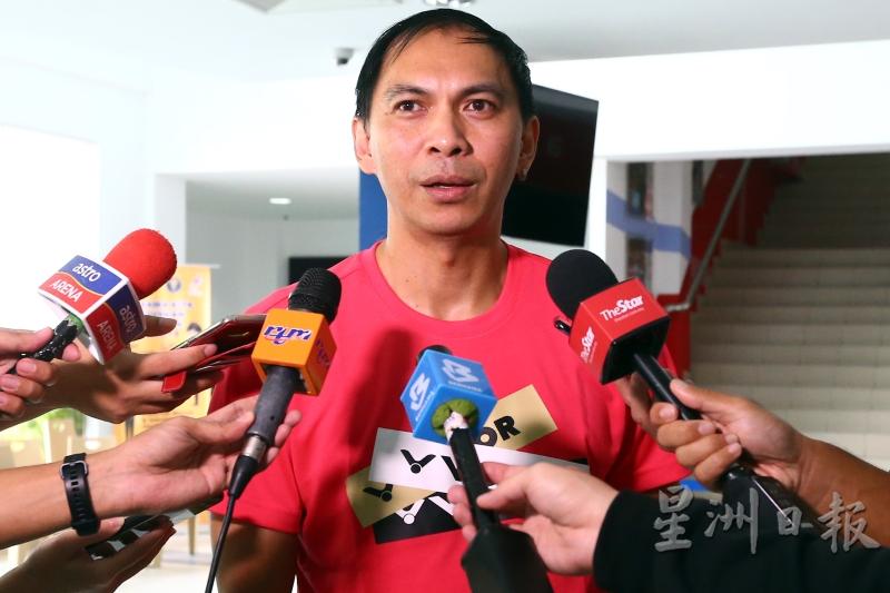 大马国家羽球队印尼籍男双主教练林培雷第一天走马上任，大马媒体在训练结束后争相访问，他希望能带领大马男双取得佳绩。