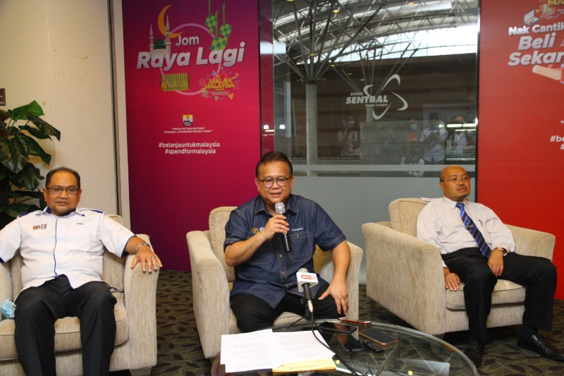 亚历山大（中）在“2020年马来西亚促销活动”推介礼上指出，该活动是重振国家经济中的其中一项活动，主要为了鼓励人民购买国货，及支持本地商家，以提升国内的整体经济。 左为哈斯诺。