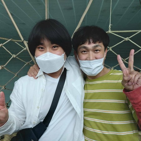 吴政世（右）在韩剧《虽然是精神病但没关系》演活拥有自闭症的角色文尚泰，并陪精神障碍病患粉丝玩遍游乐场，让所有粉丝都感动。