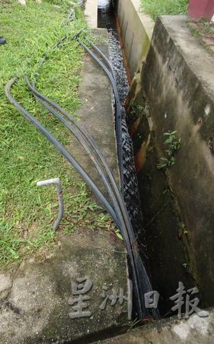 交错的水管从沟底而出，工程做法令人费解。