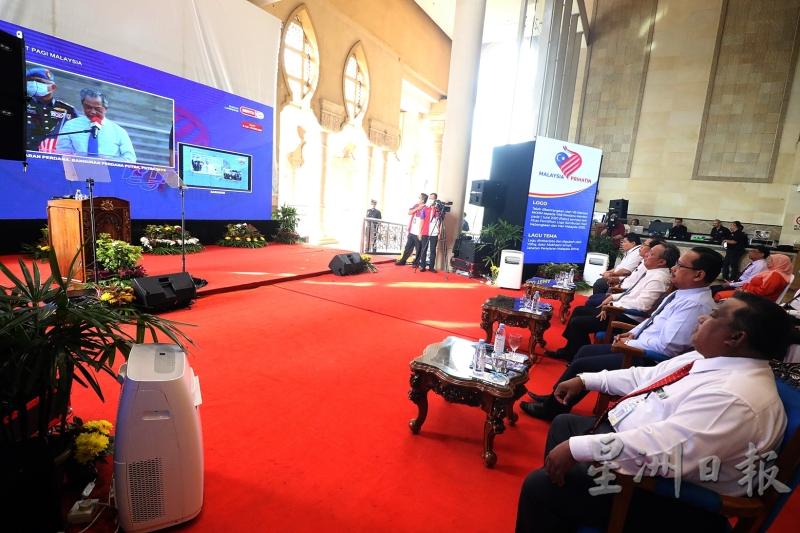出席者通过大型LED屏幕，聆听慕尤丁的致词内容。右起是沙峇鲁丁、苏海山、哈斯尼、阿都拉欣、玛兹兰。