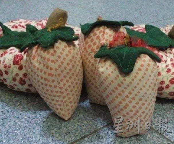 草莓形的小抱枕趣致可爱。