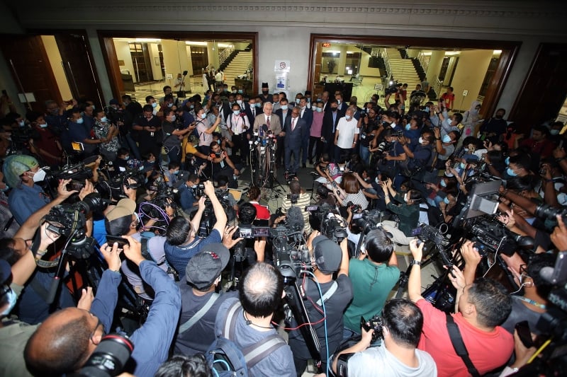 纳吉在离开法庭前召开新闻发布会，吸引大批国内外媒体蜂拥上前采访。