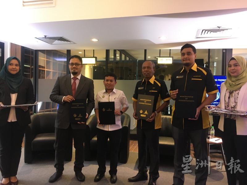 Perak Team Work 有限公司与霹雳数码机构控股公司和Ecomrade交换谅解备忘录仪式上合照。左二起是沙益奥玛、莫哈末阿力夫、米奥力查和罗斯旦。