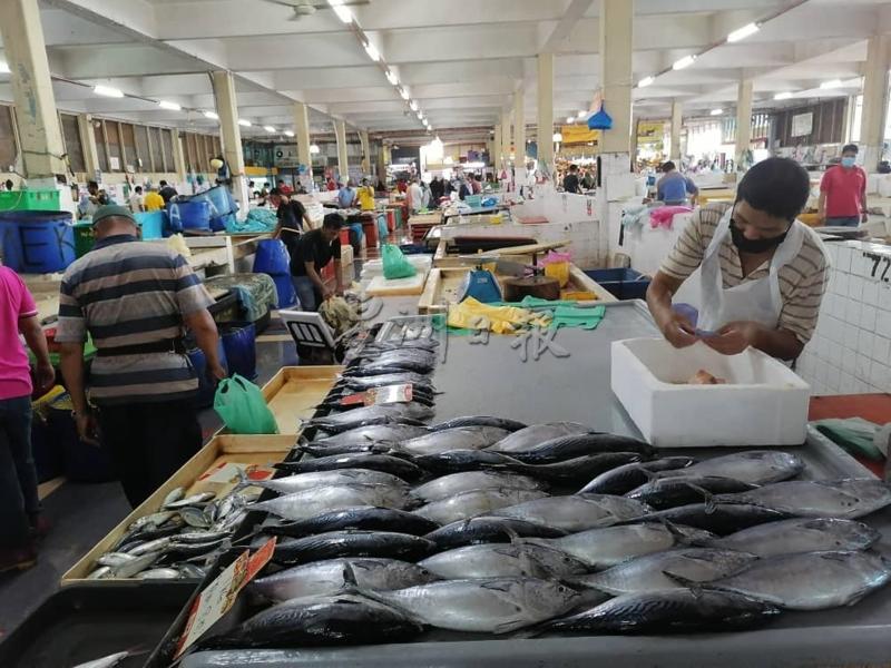 鱼贩阿都拉曼指出，他们的海产都是透过鱼商供应，虽然价格稍微便宜，但零售价则没有改变。