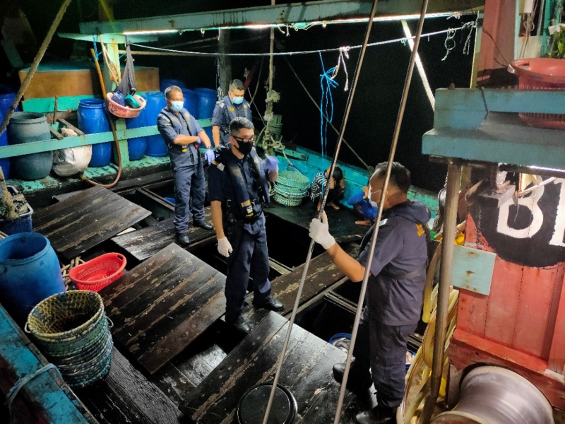 霹雳州海事执法机构执法人员登上一艘B型的本地渔船检查。