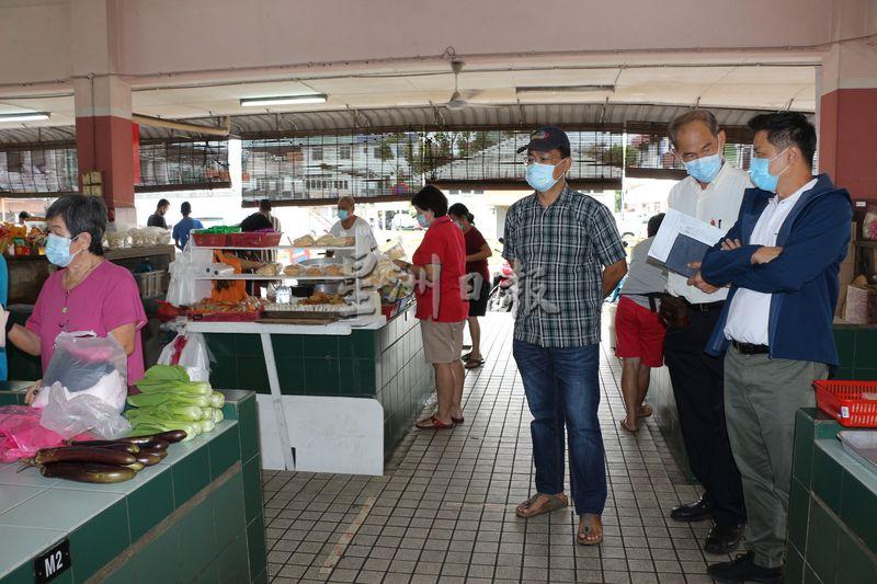 诗巫市议会市场及小贩组主任程明仁（右）在议会卫生官、市议员陪同下巡视高原菜市场。
