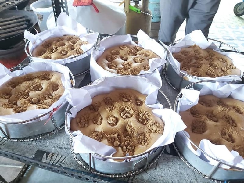 令人垂涎三尺的刘家庄“黑糖碰糕”大受旅客青睐。