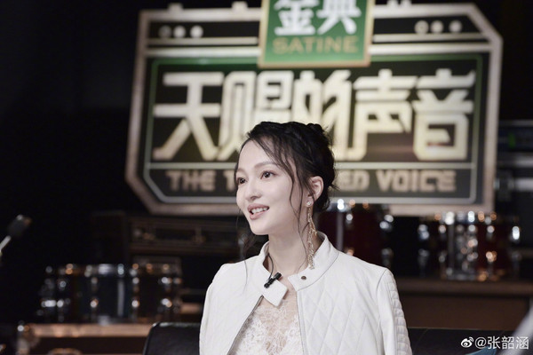 潘玮柏曾和张韶涵合唱《快乐崇拜》，两人还传过绯闻。 