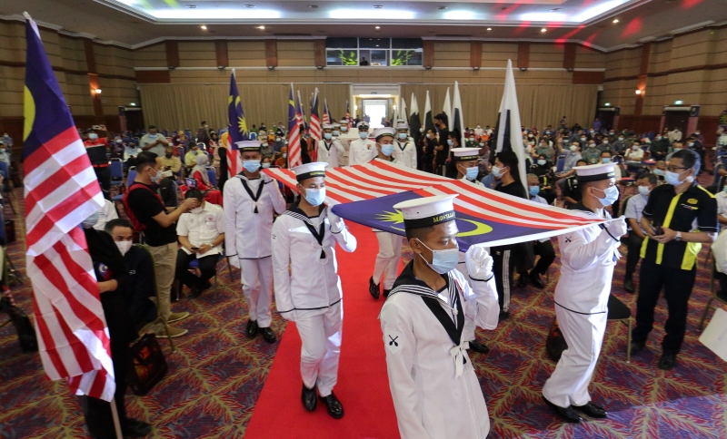 仪仗队把国旗及州旗浩浩荡荡送入礼堂。