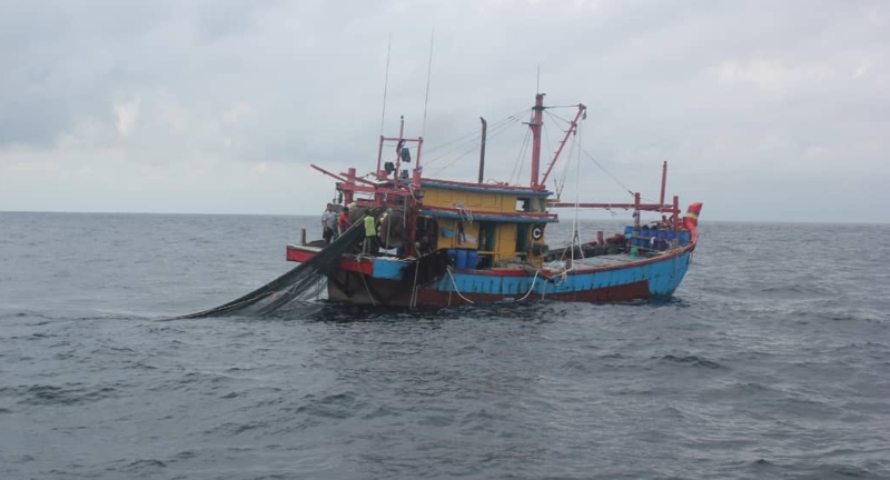 这艘C型的深海渔船，在距离半路屿以北3.1海里的海域被扣查。