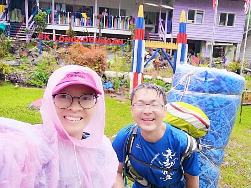 Rainty Tioh（左）和夫婿攀山涉水，与大队志工共同把物资送到隆科谷岸国小。