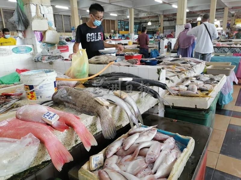 关丹大巴刹鱼市海产供应充足，零售价格方面亦未受到丹那布爹渔业码头冰块短缺的影响，仍然保持平稳。