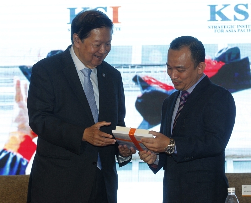 皇岦策略研究院院长丹斯里杨元庆（左）赠送纪念品给马智礼。
