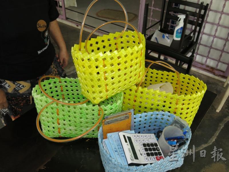 陈紫霞用塑料吸管编织的菜篮美观耐用。