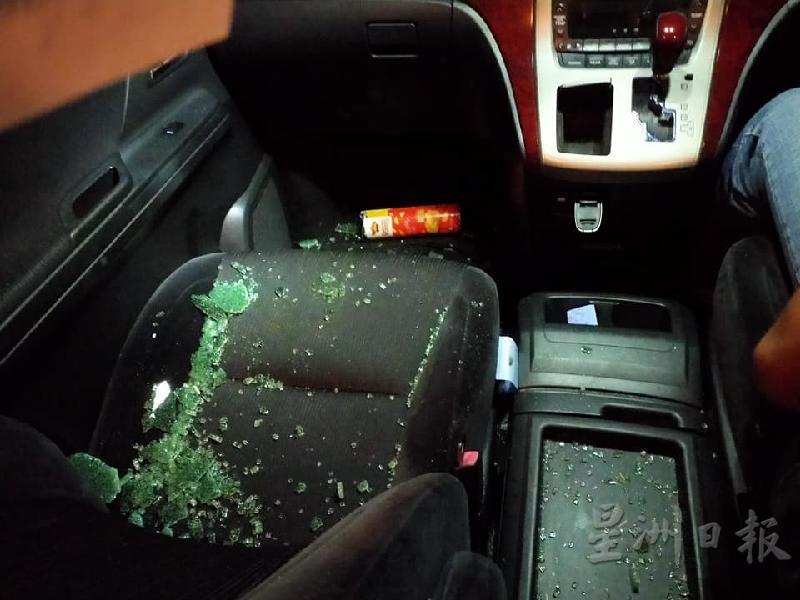 匪徒当时敲碎了副驾驶座处的挡风玻璃，再伸手抢夺女事主的手提袋。(女事主分享照片) 