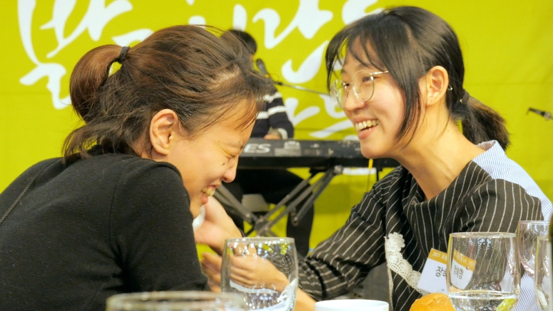 韩国议员郑慧英（右）因有智障妹，最终导致家人分离的童年经历，令她誓为残疾者奔走，推动反歧视法令。她与分开多年的妹妹同住后，姐妹俩开心相处的一幕。（法新社照片）