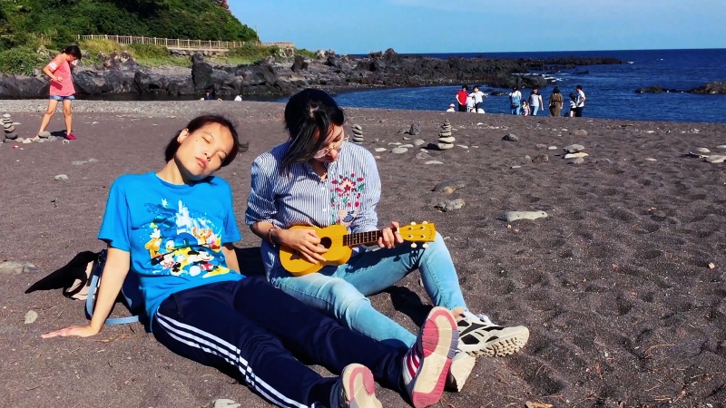 郑慧英（右）录制纪录片《成长》，记录她于2018年接回智障的妹妹同住首个月的生活点滴，带着妹妹去海滩晒太阳。（法新社照片）