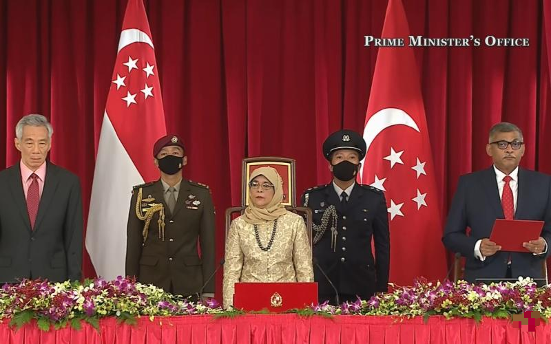 新加坡新一届内阁周一傍晚宣誓就职，并由总统哈莉玛（中）主持内阁宣誓仪式，左为李显龙 。（视频截图）