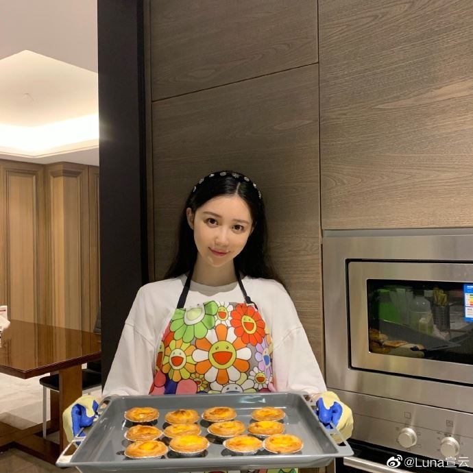 Luna宣云在微博发文透露自己喜欢下厨也爱研究美食。