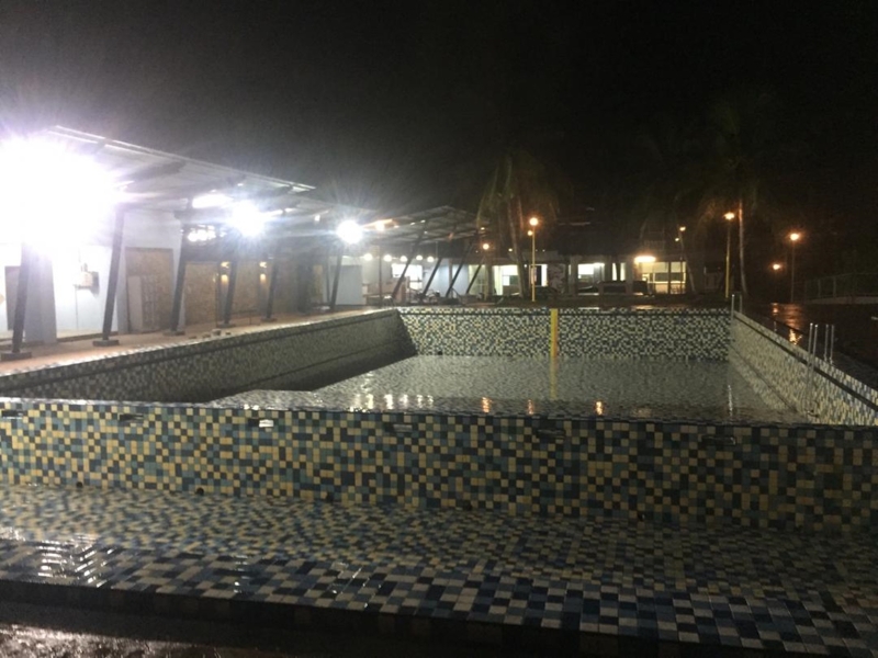 加冕游泳池内夜间拥有LED灯光照明。