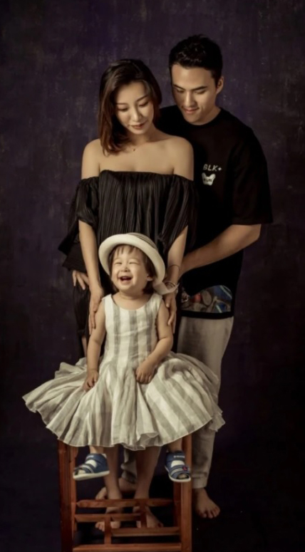 何猷启与齐娇在2019年结婚，并在同年先后生下两个女儿。