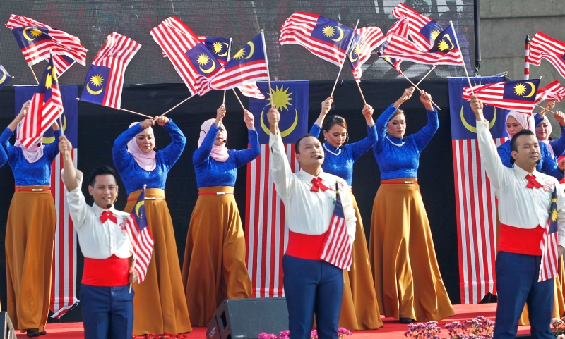 国庆日和马来西亚日即将来临，人民受促挥舞辉煌条纹以表达爱国之情。