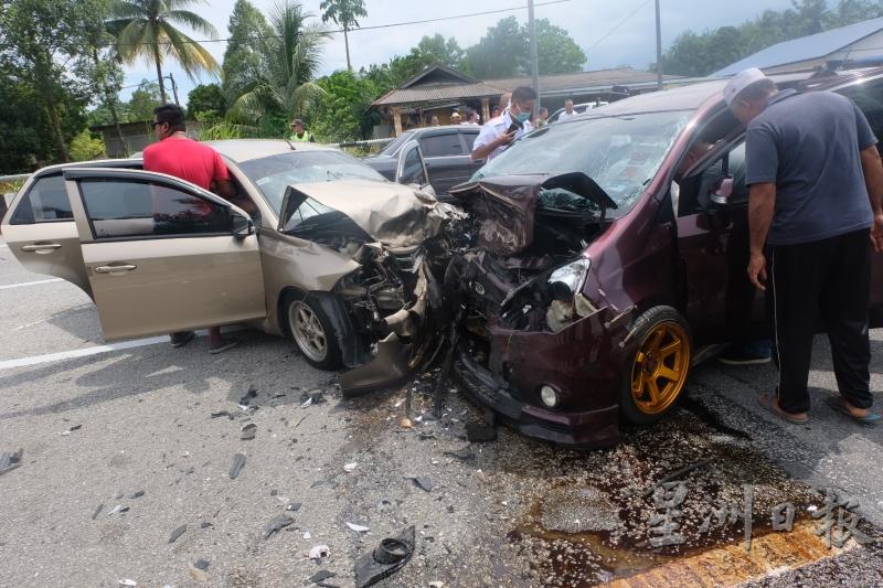 轿车与休旅车迎头相撞，车头严重损毁，造成2死5伤。