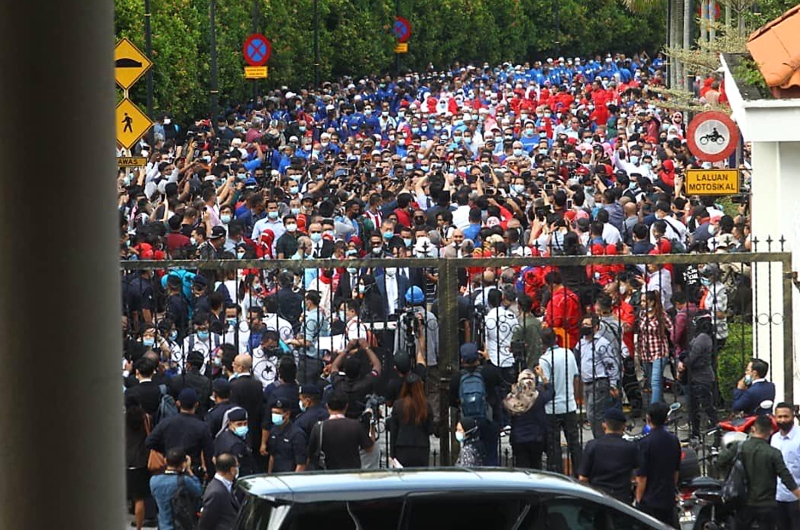 历时两年的时间，备受瞩目的前首相拿督斯里纳吉的SRC国际公司贪污洗钱案在周二（28日）下判，纳吉在逾千名支持者拥护下抵达吉隆坡法庭大厦。根据纳吉的女儿诺雅娜当天早上在社交媒体上载的照片，张数以千计的支持者在法庭外聚集声援纳吉。图中只见逾千名身穿蓝色和红色衣服支持者聚集在大门前为那几声援，人头攒动，将道路挤得水泄不通，警方也在现场不断提醒人们，必须遵守社交距离。