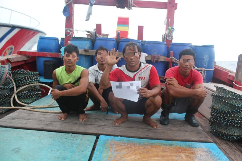 其中一艘本地渔船上的外籍渔民，因无法出示证件，全数被带返扣查。