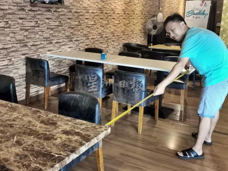 王恭升确保店内桌子与桌子之间保持2公尺距离。