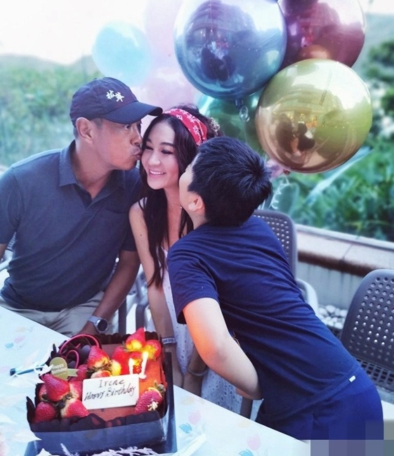 54岁生日的温碧霞有老公、儿子及亲友相伴预早庆生，两父子更为她送上香吻祝贺。
