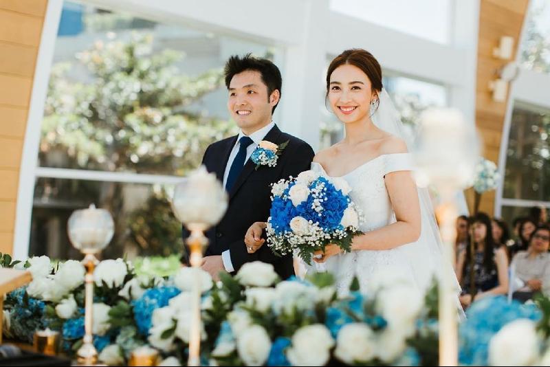 朱千雪与在新加坡任职医生的青梅竹马男友吴昆伦（Justin）去年8月结婚。