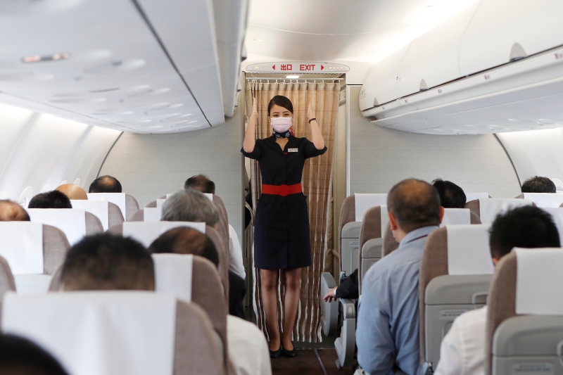 有至少8家中国的航空公司推出类似“任你飞”优惠方案，刺激民众在国内旅游，重振受疫重挫的国内航空业。图为东航一二三航空乘务员在首架ARJ21客机内进行客舱安全演示。（图：中新社）