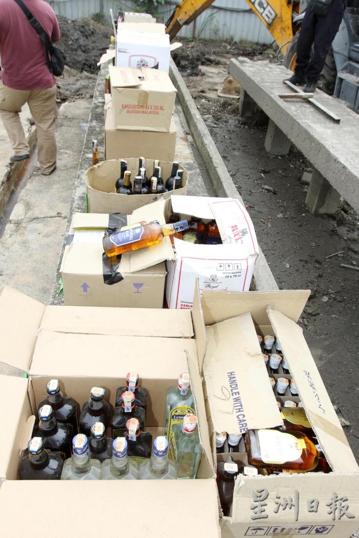 巴生市议会销毁从去年11月至今年2月期间所充公的物品，包括531瓶酒和1240张光碟。