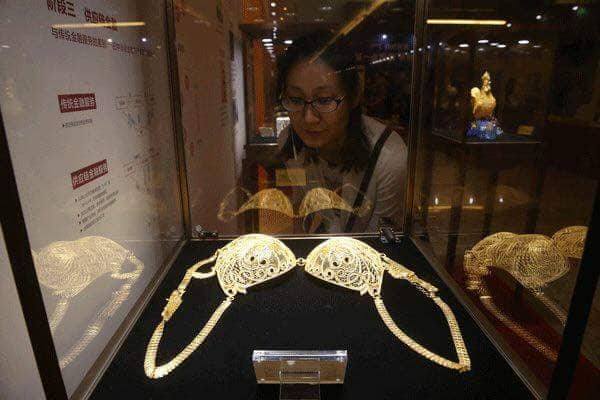 谣传指是罗斯玛遭当局充公的胸罩，实际上是2018年（第三届）中国国际黄金大会的展示品。

