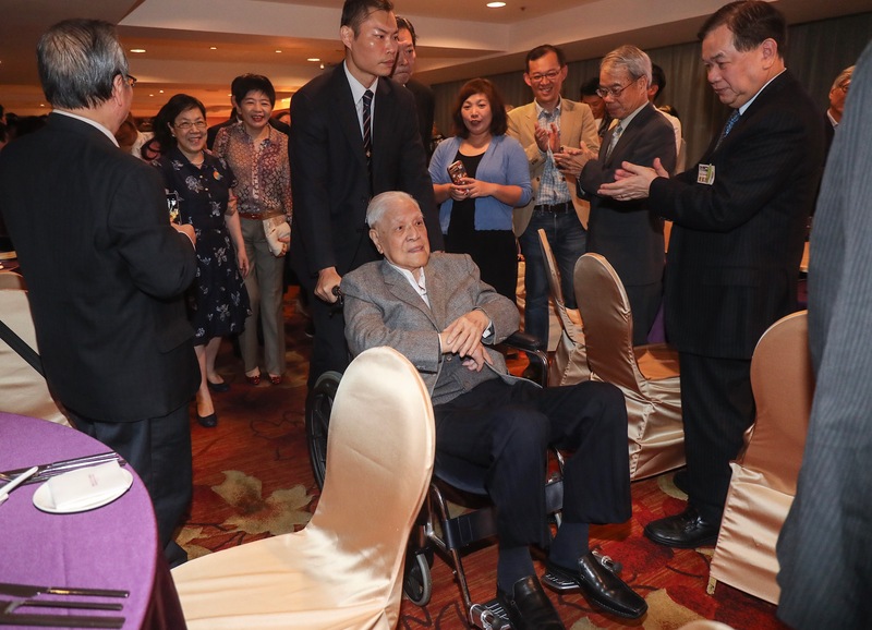 台湾前总统李登辉（前中）去年10月19日最后一次于公开活动现身，在台北乘轮椅出席李登辉基金会募款餐会。（中央社档案照片）