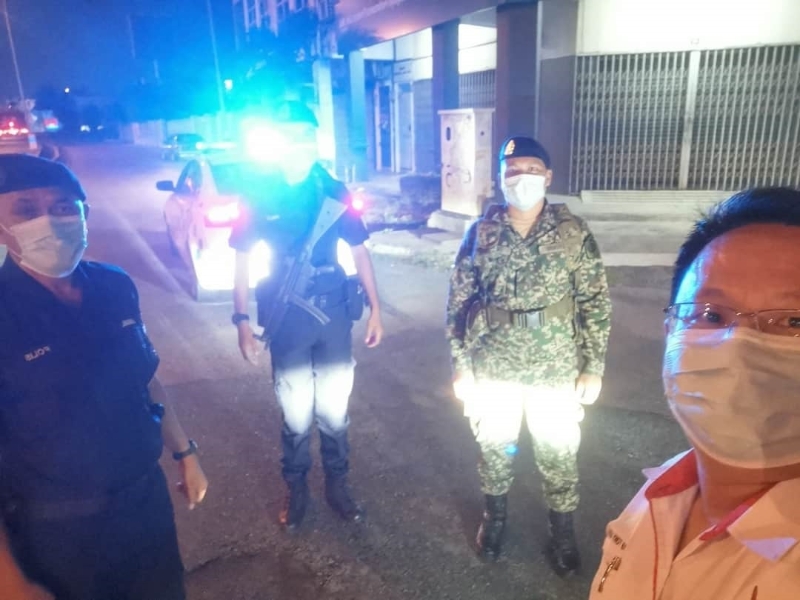 梁德志（右一）今早和警方一起出动到流浪汉留宿的地方，将流浪汉带回警局。