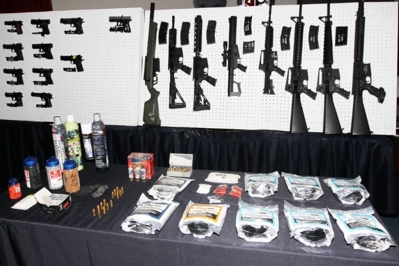 警方在全国共逮捕43名气枪收藏者，并起获多把仿真度很高的气枪、真枪及改装枪。