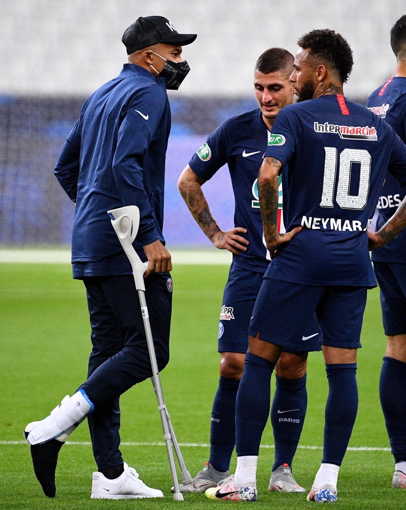姆巴佩（左）上周在法国杯决赛中被铲伤脚踝，将缺阵大约3周，肯定无法出战法国联赛杯决赛对里昂的比赛。图为他用拐杖支撑着，而一旁的内马尔（右）将撑起圣杰门的进攻重任。 （法新社档案照）