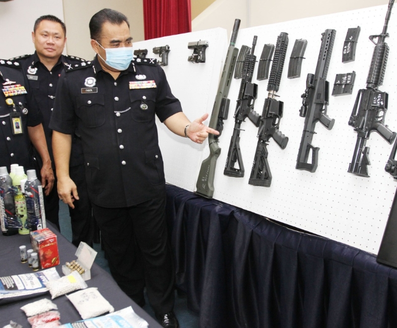 法兹阿末（右）指这些气枪都是收藏家透过网上订购后，从邻国运到大马。