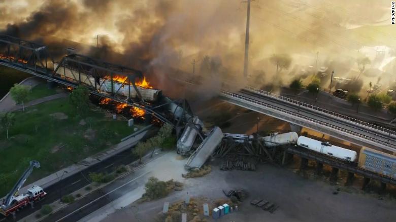 列车脱轨后引发火患，导致大桥局部坍塌，一些车厢也坠落到地面，场面骇人。