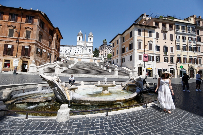 今年的夏季旅游旺季因疫情而遇冷，过去挤满人潮的　意大利罗马著名景点之一的西班牙台阶也冷冷清清。（美联社照片）