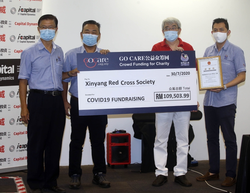 “信阳援助行动”筹获了10万9503令吉。庄锡昭（左一）及陆汉威（左二）代表将支票移交至陈鼎武（右二）。右一为颜伟祥。