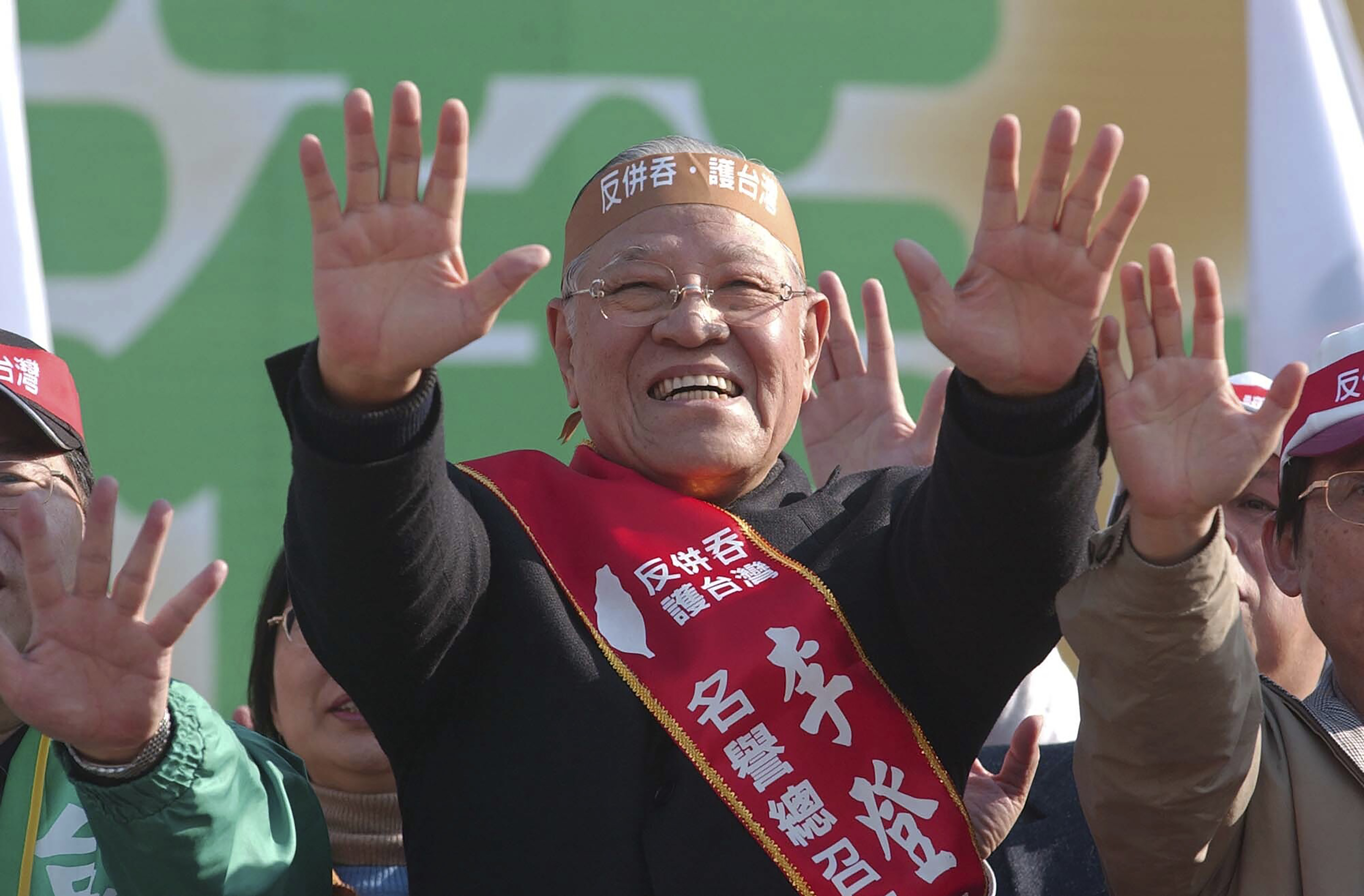 2005年3月6日，针对中国人大讨论“反分裂法”，李登辉出席在高雄举行的示威集会，期间举起双手作势“推开中国大陆”，并高喊“反对兼并，保护台湾”的口号。（美联社照片）