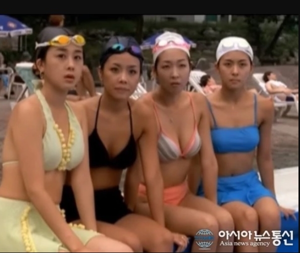 韩媒翻查出河智苑（右一）2002年拍摄韩片《色即是空》的激罕泳照，她当时的样子和现在没有太多差别。