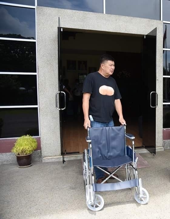 关志庭表示，只要他收到二手的轮椅和公司捐出的轮椅，他都会在转送给需要的人。