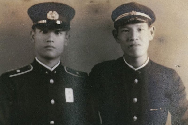 1943年，李登辉与胞兄李登钦（左）合照。（日本李登辉之友会提供）