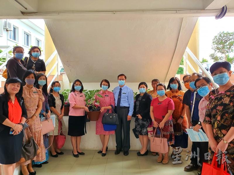 张永庆（左七）款待波县16所华小校长，到波中参观校园。